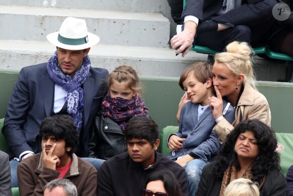 Elodie Gossuin avec son mari Bertrand Lacherie et leurs enfants Rose et Jules dans les tribunes des internationaux de France de Roland Garros à Paris le 4 juin 2016. © Moreau - Jacovides / Bestimage
