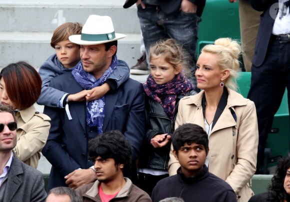Elodie Gossuin avec son mari Bertrand Lacherie et leurs enfants Rose et Jules dans les tribunes des internationaux de France de Roland Garros à Paris le 4 juin 2016. © Moreau - Jacovides / Bestimage