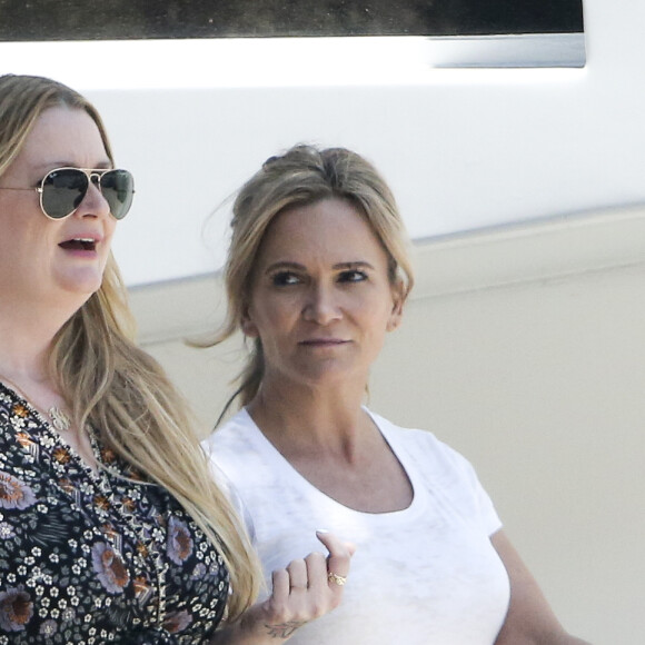 Michelle Pugh (à gauche), la maitresse d' Ozzy Osbourne, avec la maquilleuse Gina Veltri à Beverly Hills le 16 mai 2016.