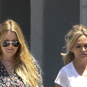 Michelle Pugh (à gauche), la maitresse d' Ozzy Osbourne, avec la maquilleuse Gina Veltri à Beverly Hills le 16 mai 2016.
