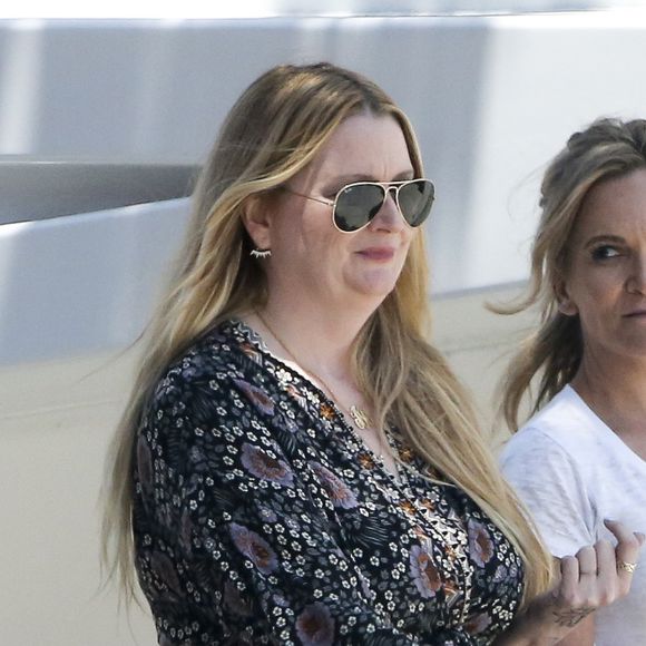 Michelle Pugh (à gauche), la maitresse d' Ozzy Osbourne, avec la maquilleuse Gina Veltri à Beverly Hills le 16 mai 2016.