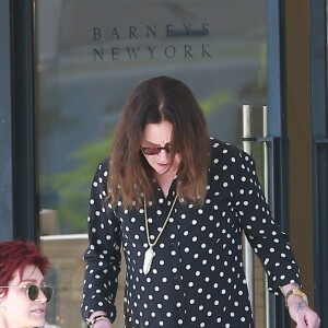 Sharon et Ozzy Osbourne font du shopping chez Barneys New York à Beverly Hills le 24 juillet 2016.