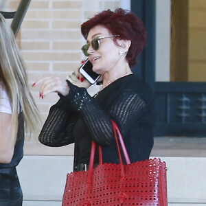 Sharon Osbourne au téléphone dans les rues à Los Angeles Le 23 Juillet 2016