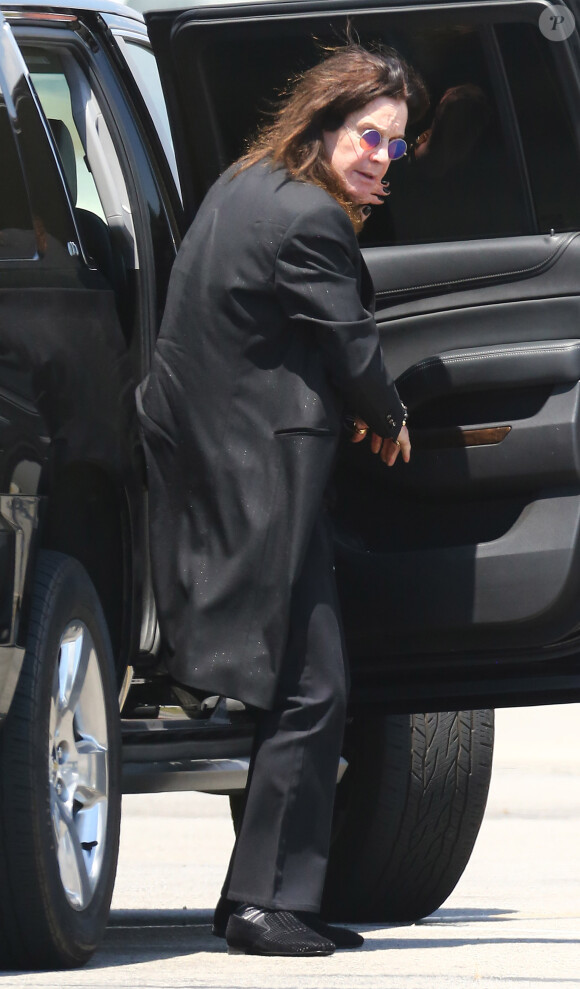 Ozzy Osbourne monte dans un jet privé à Los Angeles le 18 mai 2016