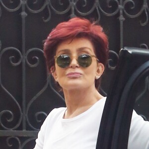 Sharon Osbourne à la sortie d'une voiture dans le quartier de Beverly Hills le 18 mai 2016