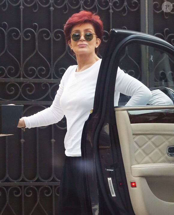 Sharon Osbourne à la sortie d'une voiture dans le quartier de Beverly Hills le 18 mai 2016