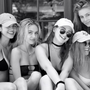 Lisa Rinna a publié une photo de ses filles Delilah Belle et Amelia Gray, en vacances avec Kaia Gerber la fille de Cindy Crawford. Photo publiée sur Instagram, le 3 août 2016