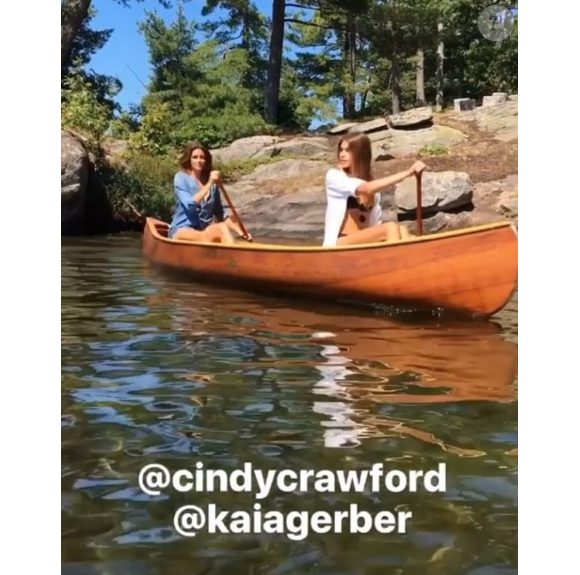 Kaia Gerber en vacances avec sa mère Cindy Crawford, fait du kayak sur le Lake Joseph. Photo publiée sur Instagram, le 3 juillet 2016