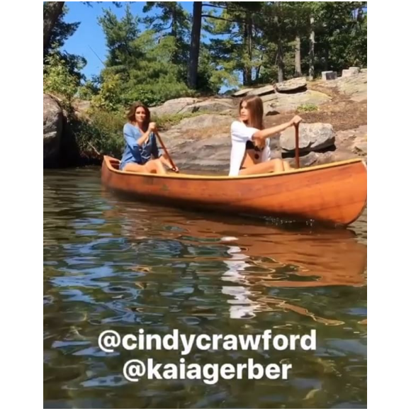 Kaia Gerber en vacances avec sa mère Cindy Crawford, fait du kayak sur le Lake Joseph. Photo publiée sur Instagram, le 3 juillet 2016