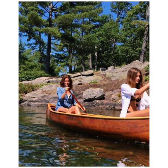 Kaia Gerber en vacances avec sa mère Cindy Crawford, fait du kayak sur le Lake Joseph. Photo publiée sur Instagram, le 3 juillet 2016
