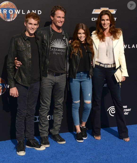 Cindy Crawford avec son mari Rande Gerber et leurs enfants Presley Gerber et Kaia Gerber à la Première du film " Tomorrowland " à Los Angeles Le 09 mai 2015