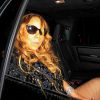 Mariah Carey monte dans sa voiture avec l'aide de son garde du corps à Los Angeles, le 3 aout 2016