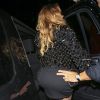 Mariah Carey monte dans sa voiture avec l'aide de son garde du corps à Los Angeles, le 3 aout 2016