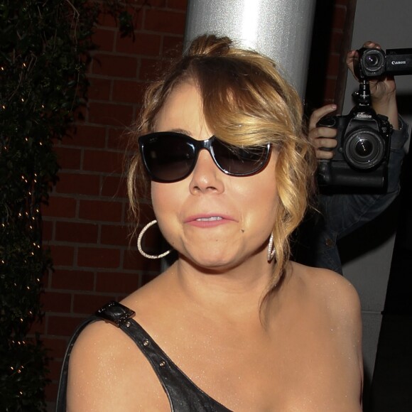 Mariah Carey, toute souriante, en sortant de son dîner au Mr Chow restaurant à Beverly Hills, le 2 août 2016.