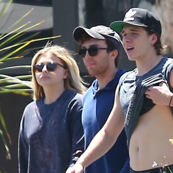 Chloë Grace Moretz et Brooklyn Beckham se promènent avec un ami dans les rues de Los Angeles, le 2 juillet 2016