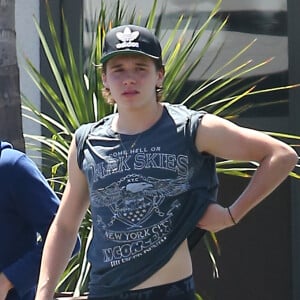 Chloë Grace Moretz et Brooklyn Beckham se promènent avec un ami dans les rues de Los Angeles, le 2 juillet 2016