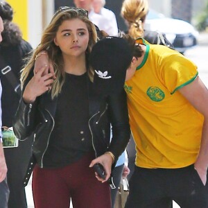 Chloë Grace Moretz et Brooklyn Beckham dans les rues de Beverly Hills le 30 juin 2016