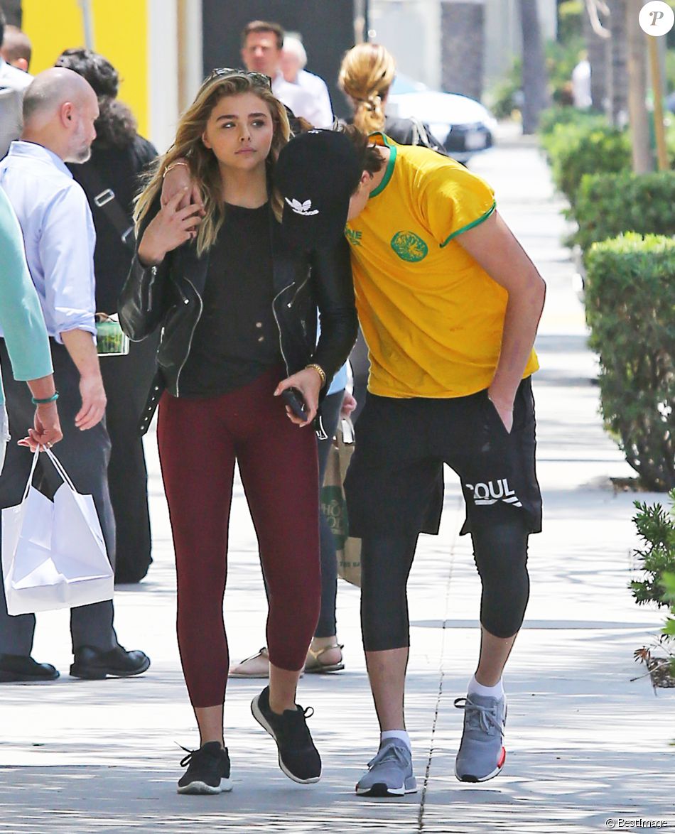 Chloe Grace Moretz Brooklyn Beckham Chloë Grace Moretz et Brooklyn Beckham dans les rues de Beverly Hills le 30  juin 2016 - Purepeople