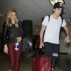 Chloë Grace Moretz et Brooklyn Beckham arrivent à l'aéroport de LAX main dans la main à Los Angeles, Californie, le 30 juin 2016.