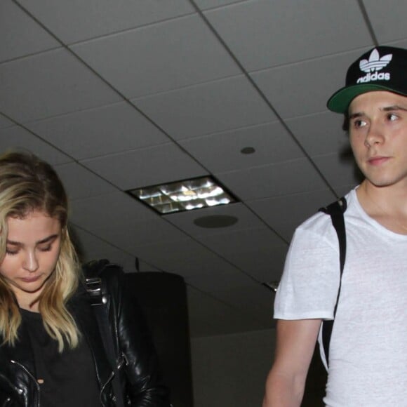 Chloë Grace Moretz et son compagnon Brooklyn Beckham arrivent à l'aéroport de LAX à Los Angeles, le 29 juin 2016