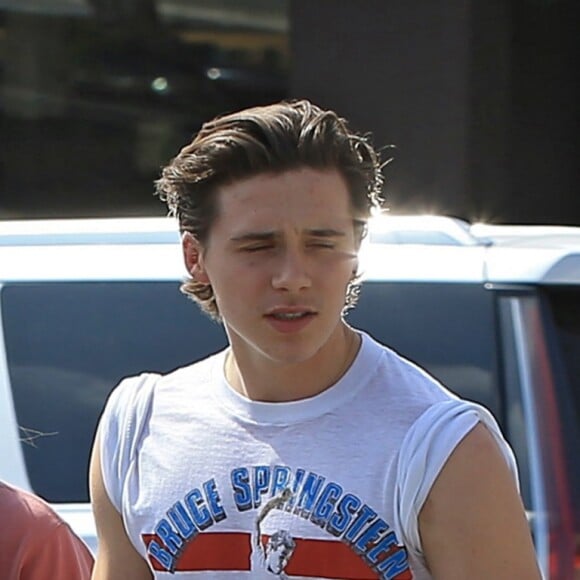 Brooklyn Beckham et Chloë Grace Moretz main dans la main à la sortie d'une pharmacie à Beverly Hills le 19 mai 2016