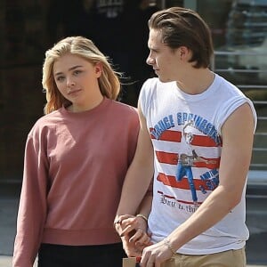 Brooklyn Beckham et Chloë Grace Moretz main dans la main à la sortie d'une pharmacie à Beverly Hills le 19 mai 2016