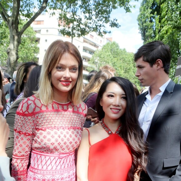 Caroline Receveur et son compagnon Valentin avec Tao Tao au défilé de mode Dior Hommes printemps-été 2017 au Tennis Club de Paris, le 24 juin 2016. © CVS / Veeren / Bestimage