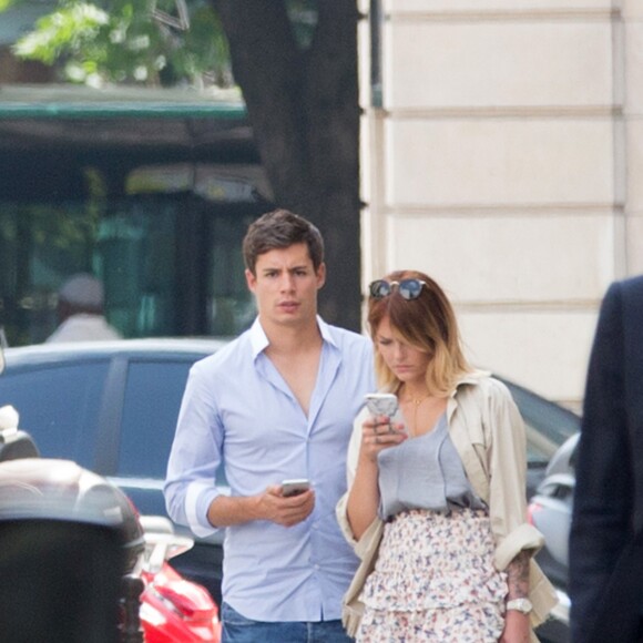 Semi Exclusif - Caroline Receveur et son compagnon Valentin déjeunent au restaurant l'Avenue à Paris avec des amis le 7 juin 2016. Après, ils vont se promener tous les deux, se prennent en photos et s'enlacent.