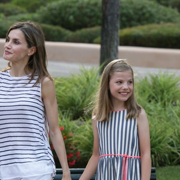 Letizia et Sofia, championne des rayures. Le roi Felipe VI et la reine Letizia d'Espagne ont posé pour la presse avec leurs filles Leonor, princesse des Asturies (robe écrue et bleu marine) et l'infante Sofia (robe à rayures) dans les jardins du palais de Marivent à Palma de Majorque le 4 août 2016 à l'occasion de leurs vacances d'été.