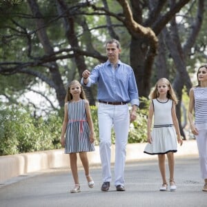 Le roi Felipe VI et la reine Letizia d'Espagne ont posé pour la presse avec leurs filles Leonor, princesse des Asturies (robe écrue et bleu marine) et l'infante Sofia (robe à rayures) dans les jardins du palais de Marivent à Palma de Majorque le 4 août 2016 à l'occasion de leurs vacances d'été.