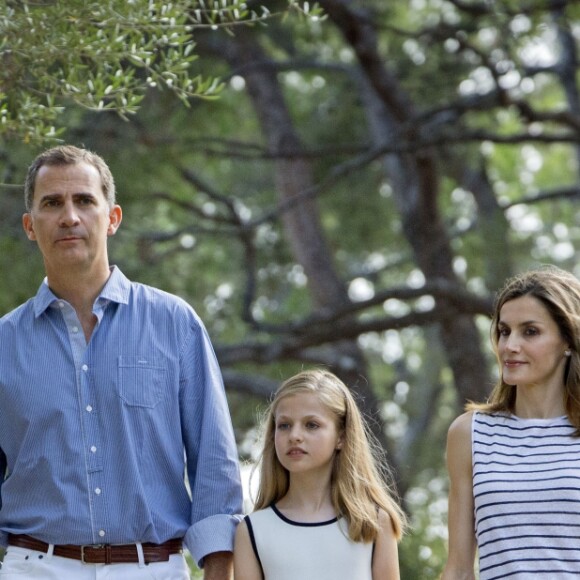 Le roi Felipe VI et la reine Letizia d'Espagne ont posé pour la presse avec leurs filles Leonor, princesse des Asturies (robe écrue et bleu marine) et l'infante Sofia (robe à rayures) dans les jardins du palais de Marivent à Palma de Majorque le 4 août 2016 à l'occasion de leurs vacances d'été.