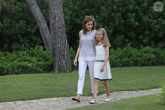 Letizia et Leonor. Le roi Felipe VI et la reine Letizia d'Espagne ont posé pour la presse avec leurs filles Leonor, princesse des Asturies (robe écrue et bleu marine) et l'infante Sofia (robe à rayures) dans les jardins du palais de Marivent à Palma de Majorque le 4 août 2016 à l'occasion de leurs vacances d'été.