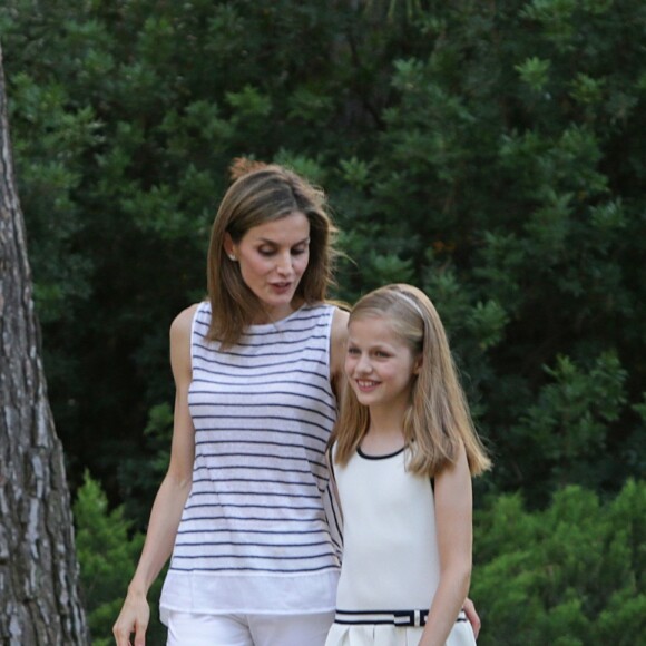 Letizia et Leonor. Le roi Felipe VI et la reine Letizia d'Espagne ont posé pour la presse avec leurs filles Leonor, princesse des Asturies (robe écrue et bleu marine) et l'infante Sofia (robe à rayures) dans les jardins du palais de Marivent à Palma de Majorque le 4 août 2016 à l'occasion de leurs vacances d'été.