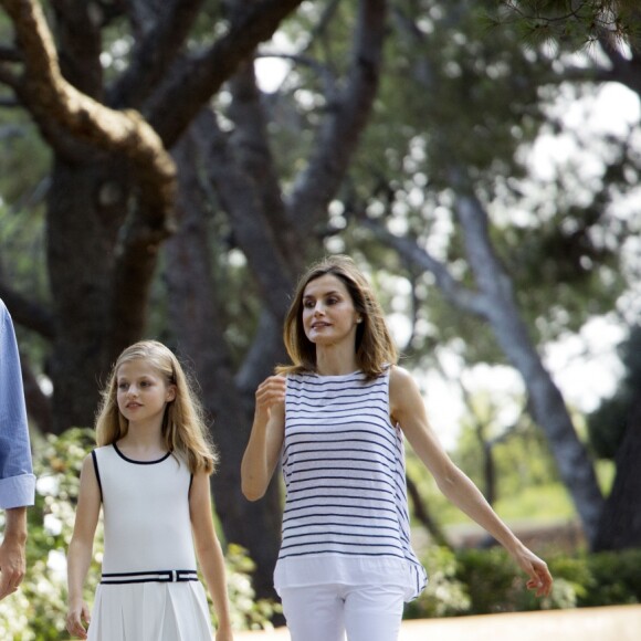 Le roi Felipe VI et la reine Letizia d'Espagne ont posé pour la presse avec leurs filles Leonor, princesse des Asturies (robe écrue et bleu marine) et l'infante Sofia (robe à rayures) dans les jardins du palais de Marivent à Palma de Majorque le 4 août 2016 à l'occasion de leurs vacances d'été.