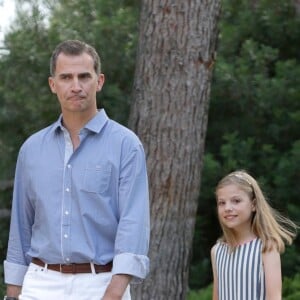 Felipe et Sofia, bien assortis. Le roi Felipe VI et la reine Letizia d'Espagne ont posé pour la presse avec leurs filles Leonor, princesse des Asturies (robe écrue et bleu marine) et l'infante Sofia (robe à rayures) dans les jardins du palais de Marivent à Palma de Majorque le 4 août 2016 à l'occasion de leurs vacances d'été.