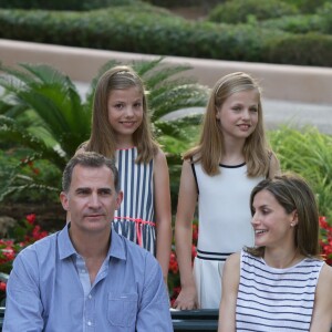 Le roi Felipe VI et la reine Letizia d'Espagne ont posé pour la presse avec leurs filles Leonor, princesse des Asturies (robe écrue et bleu marine) et l'infante Sofia (robe à rayures) dans les jardins du palais de Marivent à Palma de Majorque le 4 août 2016 à l'occasion de leurs vacances d'été.