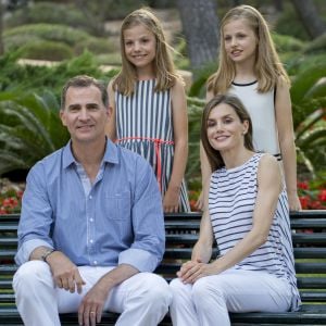 Le roi Felipe VI et la reine Letizia d'Espagne ont posé pour la presse avec leurs filles Leonor, princesse des Asturies (robe écrue et bleu marine) et l'infante Sofia (robe à rayures) dans les jardins du palais de Marivent à Palma de Majorque le 4 août 2016 à l'occasion de leurs vacances d'été.