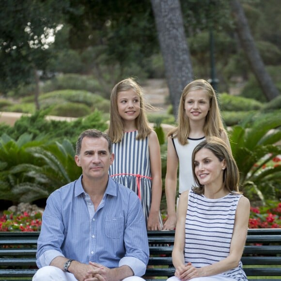 Le roi Felipe VI et la reine Letizia d'Espagne ont posé pour la presse avec leurs filles Leonor, princesse des Asturies (robe écrue et bleu marine) et l'infante Sofia (robe à rayures) dans les jardins du palais de Marivent à Palma de Majorque le 4 août 2016 à l'occasion de leurs vacances d'été.