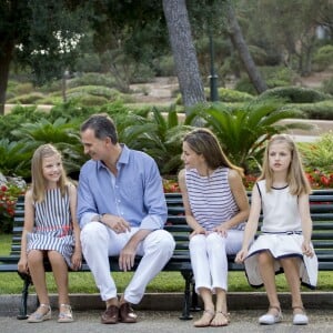 Le roi Felipe VI et la reine Letizia d'Espagne ont posé pour la presse avec leurs filles Leonor, princesse des Asturies (robe écrue et bleu marine) et l'infante Sofia (robe à rayures) dans les jardins du palais de Marivent à Palma de Majorque le 4 août 2016 à l'occasion de leurs vacances d'été.