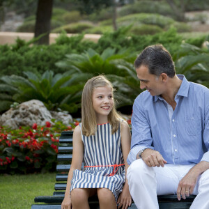 L'infante Sofia et son père Felipe, bien complices... Le roi Felipe VI et la reine Letizia d'Espagne ont posé pour la presse avec leurs filles Leonor, princesse des Asturies (robe écrue et bleu marine) et l'infante Sofia (robe à rayures) dans les jardins du palais de Marivent à Palma de Majorque le 4 août 2016 à l'occasion de leurs vacances d'été.