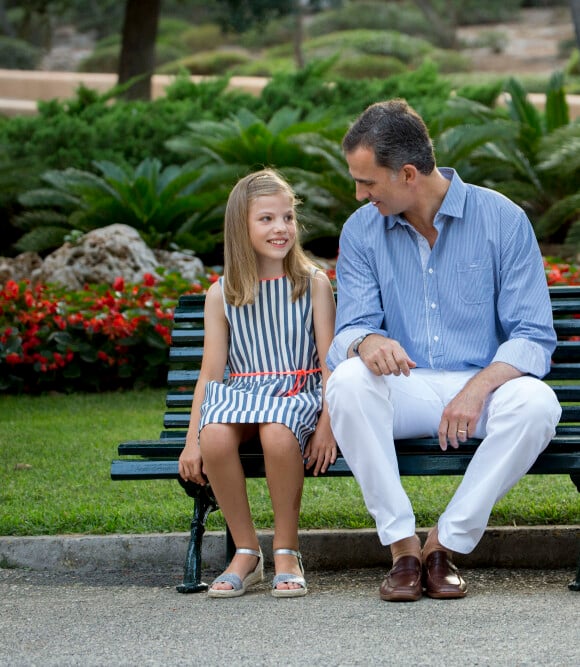 L'infante Sofia et son père Felipe, bien complices... Le roi Felipe VI et la reine Letizia d'Espagne ont posé pour la presse avec leurs filles Leonor, princesse des Asturies (robe écrue et bleu marine) et l'infante Sofia (robe à rayures) dans les jardins du palais de Marivent à Palma de Majorque le 4 août 2016 à l'occasion de leurs vacances d'été.