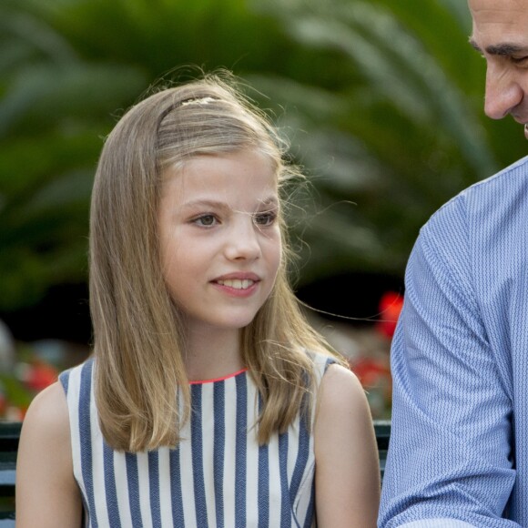 L'infante Sofia et son père Felipe, bien complices... Le roi Felipe VI et la reine Letizia d'Espagne ont posé pour la presse avec leurs filles Leonor, princesse des Asturies (robe écrue et bleu marine) et l'infante Sofia (robe à rayures) dans les jardins du palais de Marivent à Palma de Majorque le 4 août 2016 à l'occasion de leurs vacances d'été.