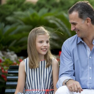 L'infante Sofia et son père Felipe, bien complices... Le roi Felipe VI et la reine Letizia d'Espagne ont posé pour la presse avec leurs filles Leonor, princesse des Asturies (robe écrue et bleu marine) et l'infante Sofia (robe à rayures) dans les jardins du palais de Marivent à Palma de Majorque le 4 août 2016 à l'occasion de leurs vacances d'été.