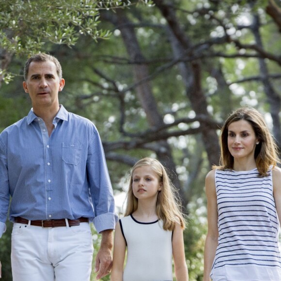 Le roi Felipe VI et la reine Letizia d'Espagne ont posé pour la presse avec leurs filles Leonor, princesse des Asturies (robe écrue et bleu marine) et l'infante Sofia (robe à rayures) dans les jardins du palais de Marivent à Palma de Majorque le 4 août 2016 à l'occasion de leurs vacances d'été.