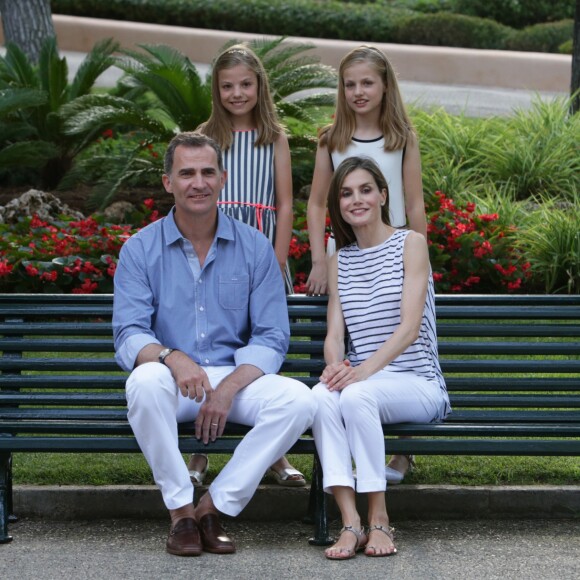 Le roi Felipe VI et la reine Letizia d'Espagne ont posé pour la presse avec leurs filles Leonor, princesse des Asturies (robe écrue et bleu marine) et l'infante Sofia (robe à rayures) dans les jardins du palais de Marivent à Palma de Majorque le 4 août 2016 à l'occasion de leurs vacances d'été.