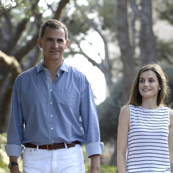 Le roi Felipe VI et la reine Letizia d'Espagne ont posé pour la presse avec leurs filles Leonor, princesse des Asturies (robe écrue et bleu marine) et l'infante Sofia (robe à rayures) dans les jardins du palais de Marivent à Palma de Majorque le 4 août 2016 à l'occasion de leurs vacances d'été.