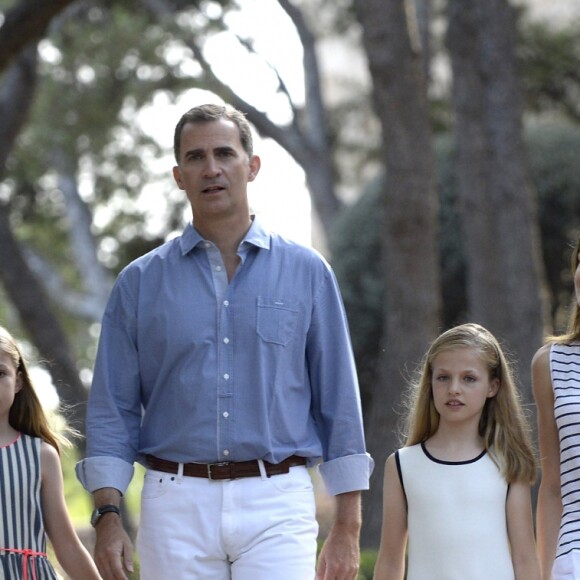 Le roi Felipe VI et la reine Letizia d'Espagne ont posé pour la presse avec leurs filles Leonor, princesse des Asturies (robe écrue et bleu marine) et l'infante Sofia (robe à rayures) dans les jardins du palais de Marivent à Palma de Majorque le 4 août 2016 à l'occasion de leurs vacances d'été.