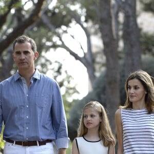 Le roi Felipe VI et la reine Letizia d'Espagne ont posé pour la presse avec leurs filles Leonor, princesse des Asturies (robe écrue et bleu marine) et l'infante Sofia (robe à rayures) dans les jardins du palais de Marivent à Palma de Majorque le 4 août 2016 à l'occasion de leurs vacances d'été.