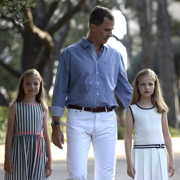 Le roi Felipe VI et la reine Letizia d'Espagne ont posé pour la presse avec leurs filles Leonor, princesse des Asturies (robe écrue et bleu marine) et l'infante Sofia (robe à rayures) dans les jardins du palais de Marivent à Palma de Majorque le 4 août 2016 à l'occasion de leurs vacances d'été.