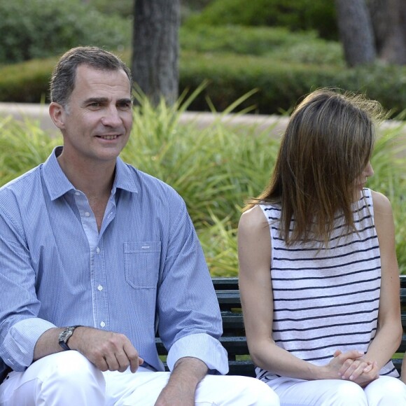 Le roi Felipe VI et la reine Letizia d'Espagne ont posé pour la presse avec leurs filles Leonor, princesse des Asturies (robe écrue et bleu marine) et l'infante Sofia (robe à rayures) dans les jardins du palais de Marivent à Palma de Majorque le 4 août 2016 à l'occasion de leurs vacances d'été.